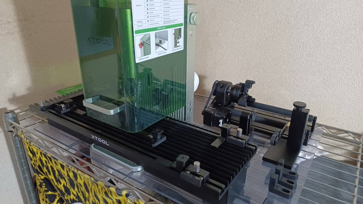 SMD_sapporo's tweet image. セッティング完了！
って、箱から出しただけですが💦

加工範囲拡張のスライドテーブルも購入した関係で、作業スペースがかなり必要になってしまい、そのスペース確保の為にあれこれ整理と断捨離で時間を要しました。

あと…
レーザー保護メガネが入ってなかった...

#XTOOLS 
#xtoolf1