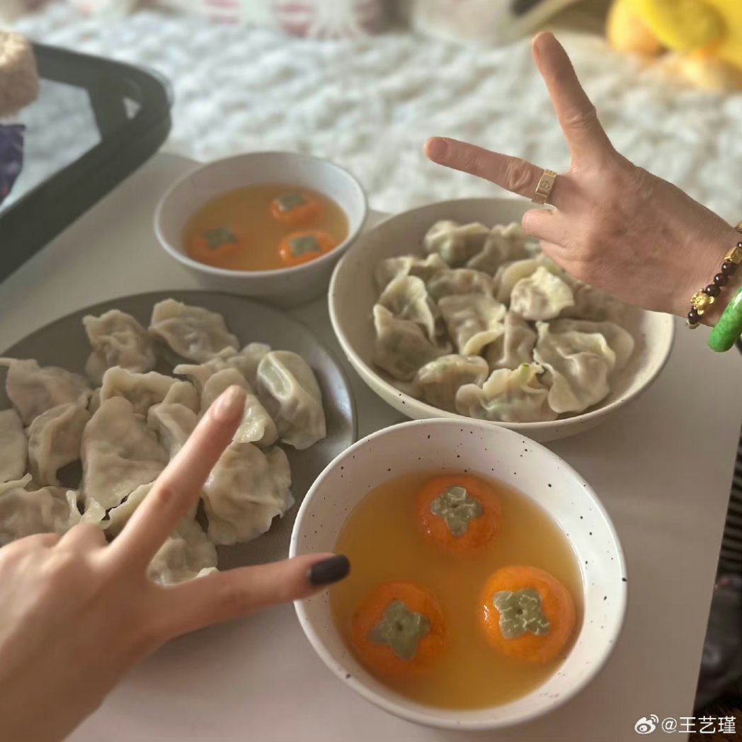 240224  #WangYijin  update weibo 

ฉันต้องอวดกับผู้หญิงคนนี้ <a href="/CURLEYGAO_TH/">DEARCURLEY THAILAND 💙</a> ที่ขับรถข้ามปักกิ่งเพื่อมาหาฉัน สุขสันต์วันเทศกาลโคมไฟ ❤️❤️

#หวังอี้จิ่น  #王艺瑾 
#Ritawang