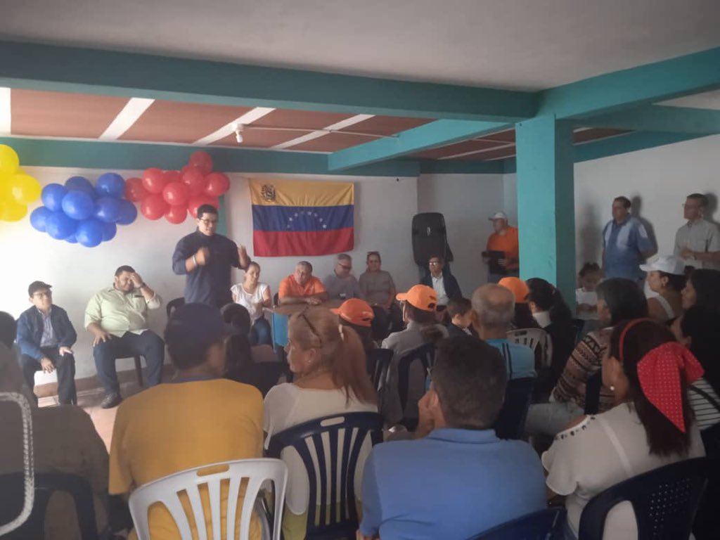 gerardomendezgv's tweet photo. Desde #Seboruco junto a nuestro equipo Seccional de AD Gerardo Ostos, Julio Jaimes y Yajaira Homez participamos en Asamblea de la Plataforma Unitaria, conformando los 600K de los comandos #ConVzla. Seguimos labrando y fortaleciendo la Unidad con nuestros aguerridos tachirenses. https://t.co/LRNFa7LigU