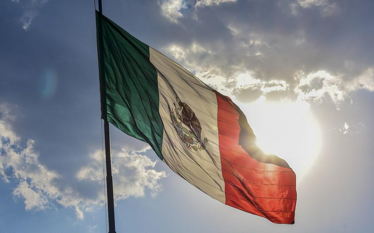On this 🇲🇽 #FlagDay, my heart swells with pride for my beloved Mexico!!! Our Flag stands proud as a symbol of our pride and patriotism!!! 🇲🇽 #VivaMexico