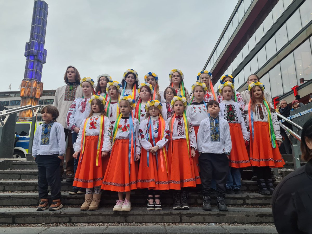 Mndagsrrelsen21's tweet photo. 🇺🇦🇸🇪 Fantastisk uppslutning för Ukraina på Sergels torg idag. Måndagsrörelsen arrangerade tillsammans med våra fantastiska vänner i @nordicukraine och @StopPutinWars. Varmt tack till alla som kom och visade sitt stöd för Ukraina.

Slava Ukraini 🇺🇦 https://t.co/OQ7SN6dayi