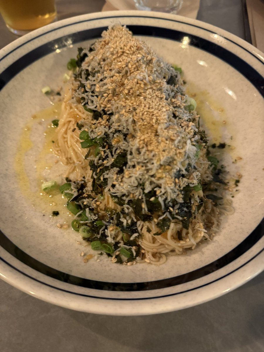 전주에 정말 매력있는 요리를 즐길곳이 생겼다.인연이 되어 말랑촉촉한 멸치도 메뉴에 오르게 되었는데 정말 시중에 팔고싶을 정도. 잘 삶은 탄력좋은 소면이 멸치 들기름 김가루 그리고 다진쪽파 스며든 양념간장을 비비면 익숙하지만 고급스럽고 입을 즐겁게 하는 편안한 맛을 낸다.보라식당 참 좋다