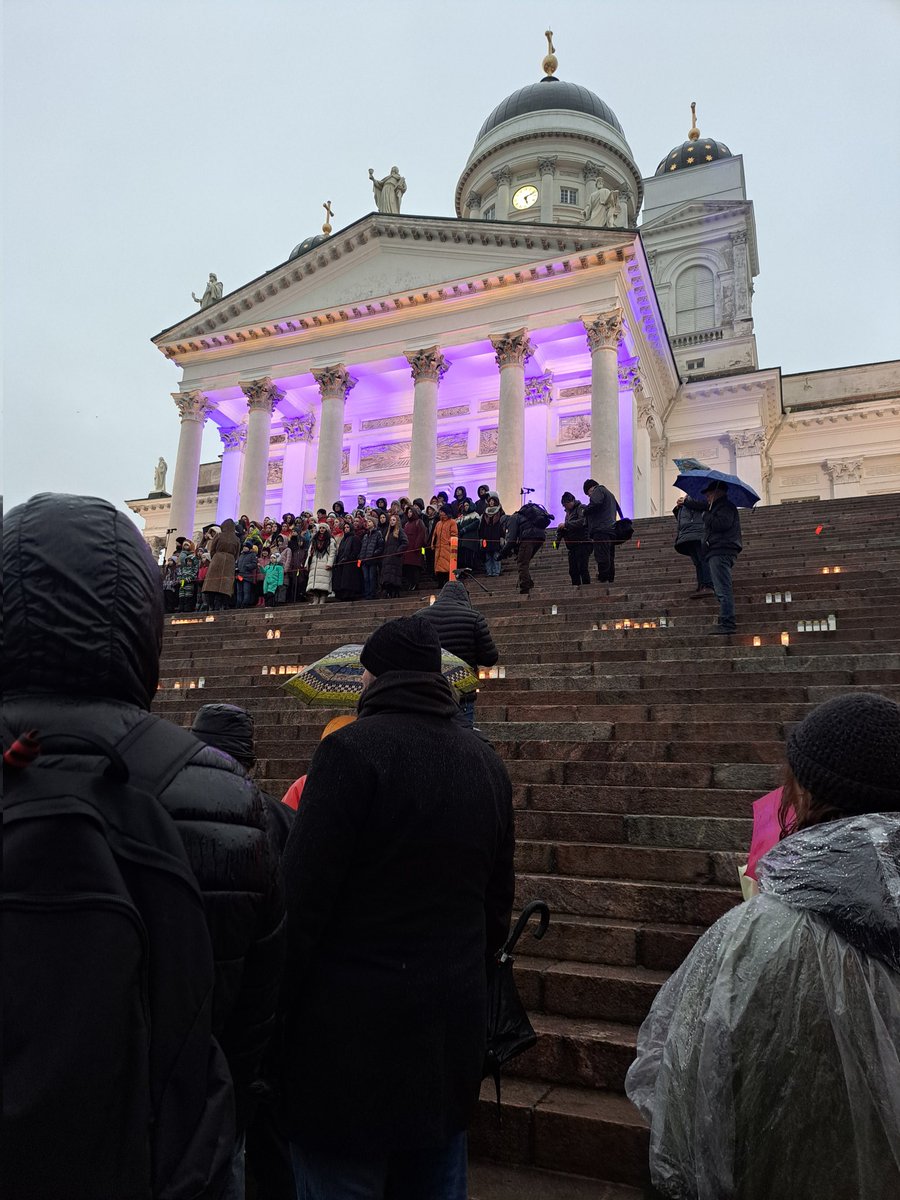 Despite the pouring rain, #Helsinki turned up en masse to light a candle in support of #Ukraine #StandWithUkraine