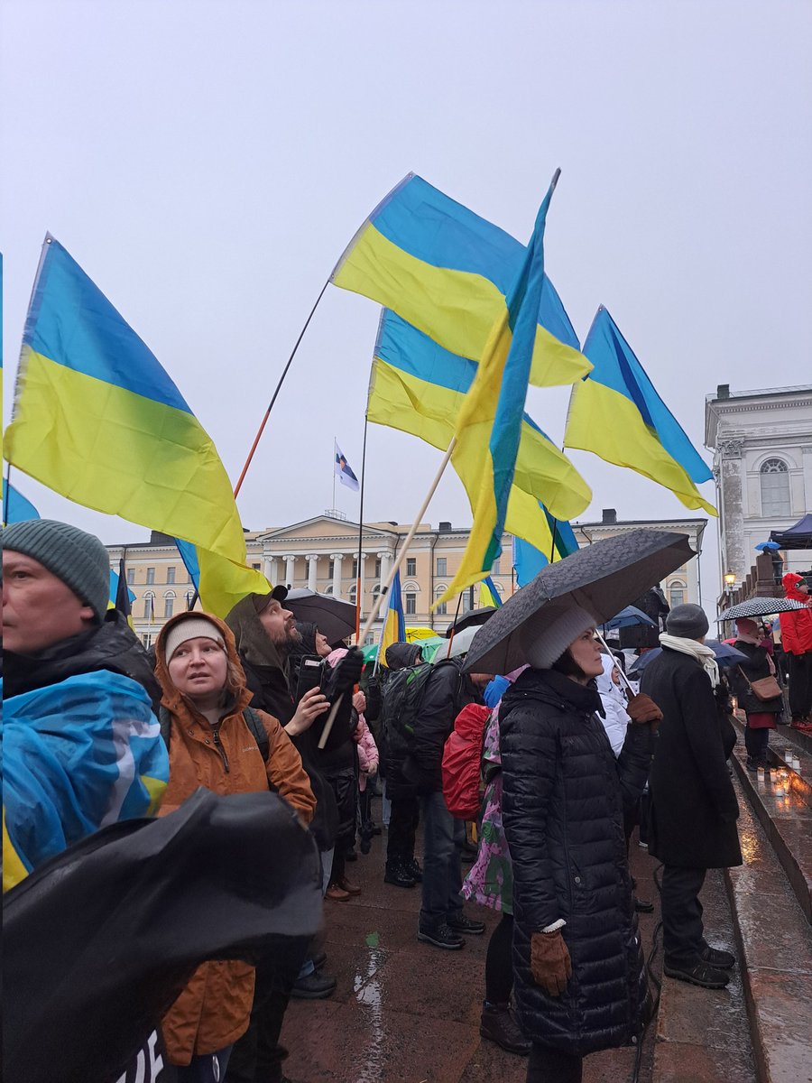 JAStovel's tweet photo. Despite the pouring rain, #Helsinki turned up en masse to light a candle in support of #Ukraine

 #StandWithUkraine https://t.co/6uSu2DXH4S