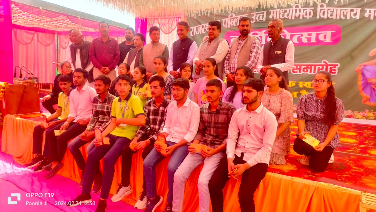 NarendraBJPRaj's tweet photo. राजस्थान पब्लिक उच्च माध्यमिक विद्यालय मंडावा के वार्षिक उत्सव कार्यक्रम में भाग लिया । विद्यालय में उत्कृष्ट परिणाम देने वाले विद्यार्थियों को सम्मानित किया व विद्यार्थीयों नें सांस्कृतिक प्रोग्राम में मनमोहक प्रस्तुतियां दी।
#annualfunction2024
@BJP4India @BJP4Rajasthan https://t.co/Ei14NShkY6