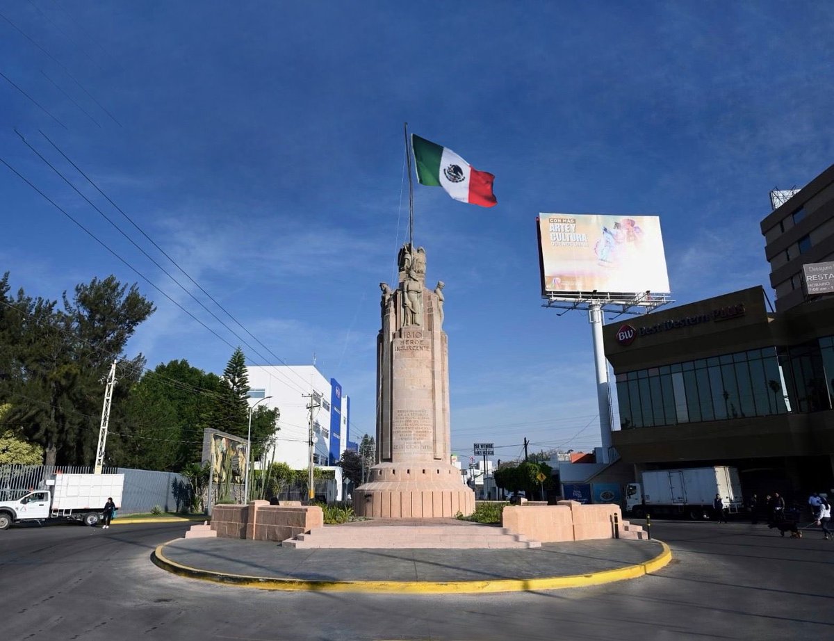 Celebramos con gran orgullo y respeto el #DíaDeLaBandera 🇲🇽 por ello, restauramos nuestro Monumento a la Bandera, que es un punto de encuentro de luchas y festejos para las y los irapuatenses. #LoMejorEstáPorVenir