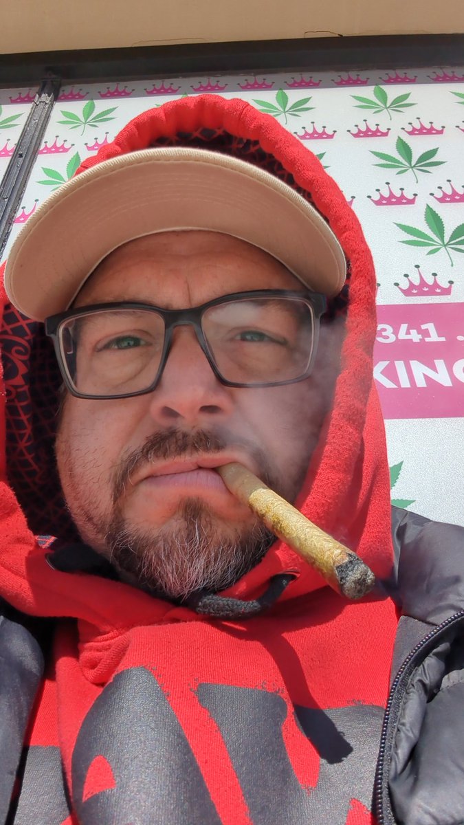 Good morning Saturday! Starting off the day with bang!! 2.5g of goodness. Flower 2g Live res .25g and hash .25g, and have a good day!!!