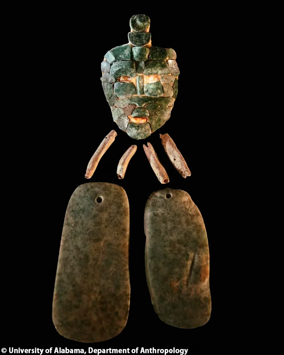 Archaeology_Mag's tweet photo. A team of researchers has uncovered an intact jade mask in the tomb of a Maya King at the little-known archaeological site of Chochkitam in northeastern Peten, Guatemala.
More information: https://t.co/ScR9jenx77
.
.
#archaeology #mayamask #mayaking #mayaculture #chochkitam https://t.co/WYdUfpVDZn