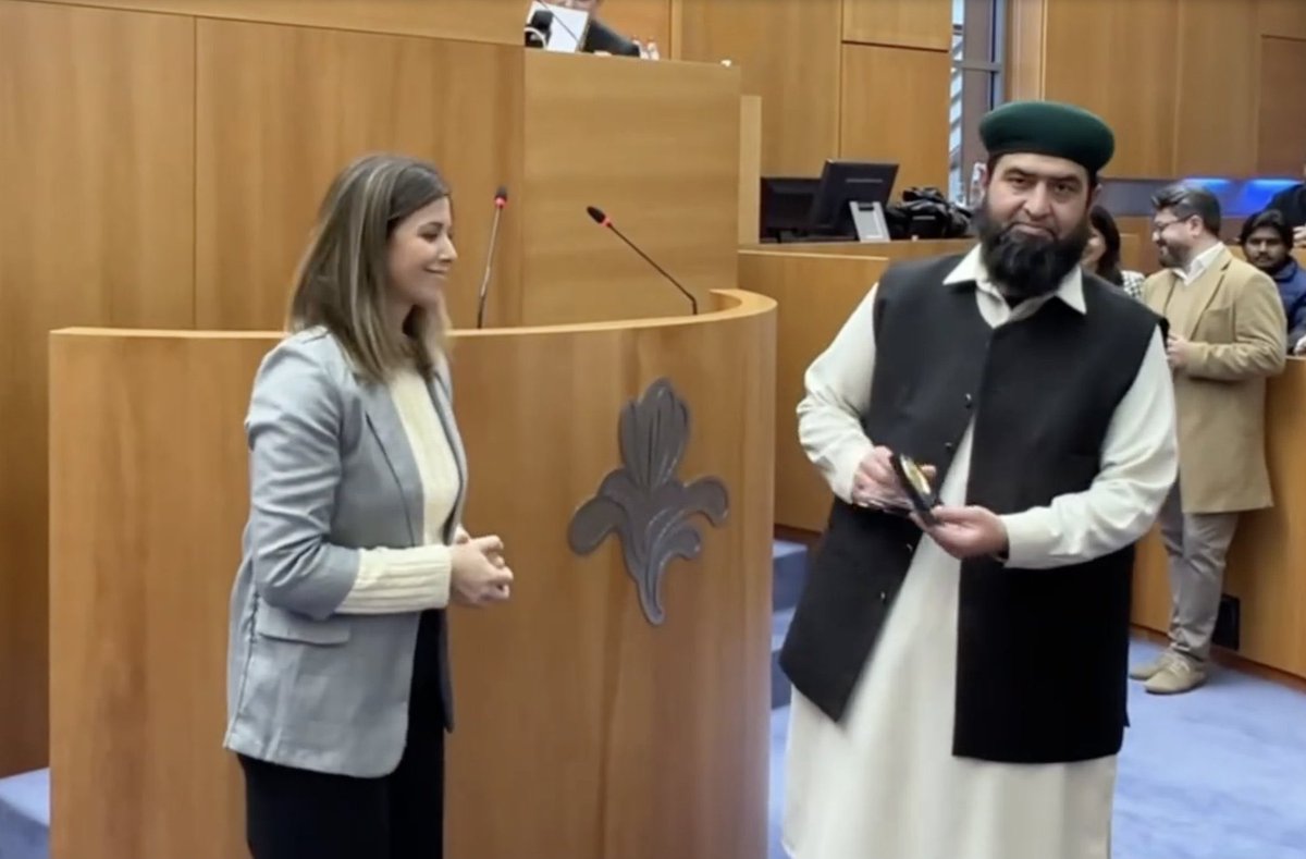 De extremistische imam die de Koran reciteerde in het Brusselse parlement, weigerde de staatssecretaris voor gelijke kansen, Nawal Ben Hamou, de hand te geven bij de uitreiking van de prijs voor “integratie”.
Natuurlijk, dat strookt niet met de sharia en z’n geloof, waar man en