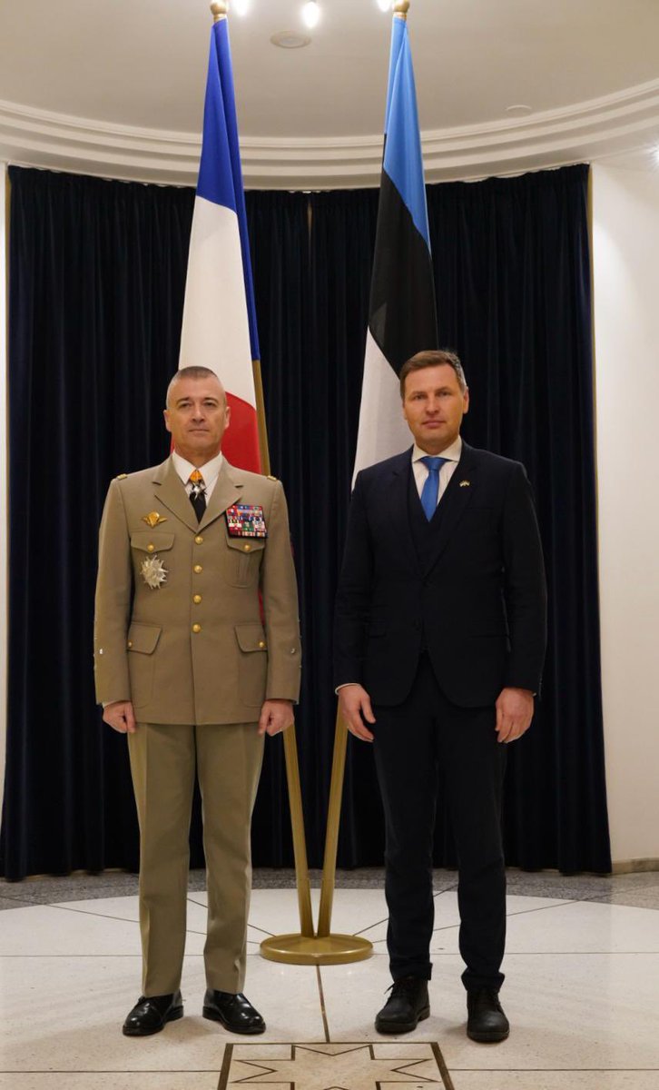 🇪🇪 Avec le président @AlarKaris, la PM @kajaKallas, le ministre @HPevkur et mon homologue et ami le général Herem. Très grand honneur d’être décoré de l'ordre de la croix de l'Aigle au nom de l'engagement des armées françaises auprès de notre allié estonien.#StrongerTogether 🇪🇪🇫🇷