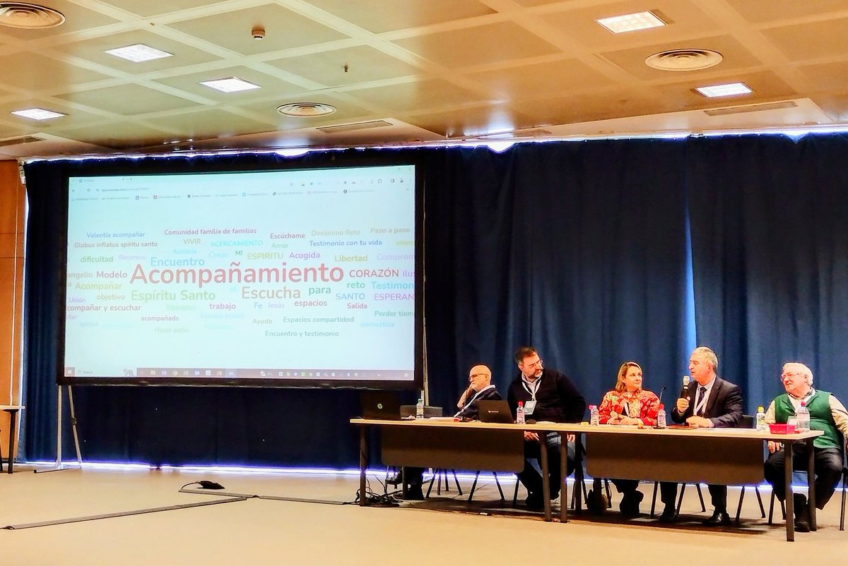 CarmenRuizEn's tweet photo. Las palabras acompañamiento, personal, Espíritu Santo, experiencia...fueron algunas de las ideas-resumen que suscitó en nosotros la fascinante introducción de Xose Manuel Domínguez sobre las relaciones Familia, Iglesia, Escuela en el #Congreso2024 #IglesiayEducación https://t.co/ippuJ6tKoR