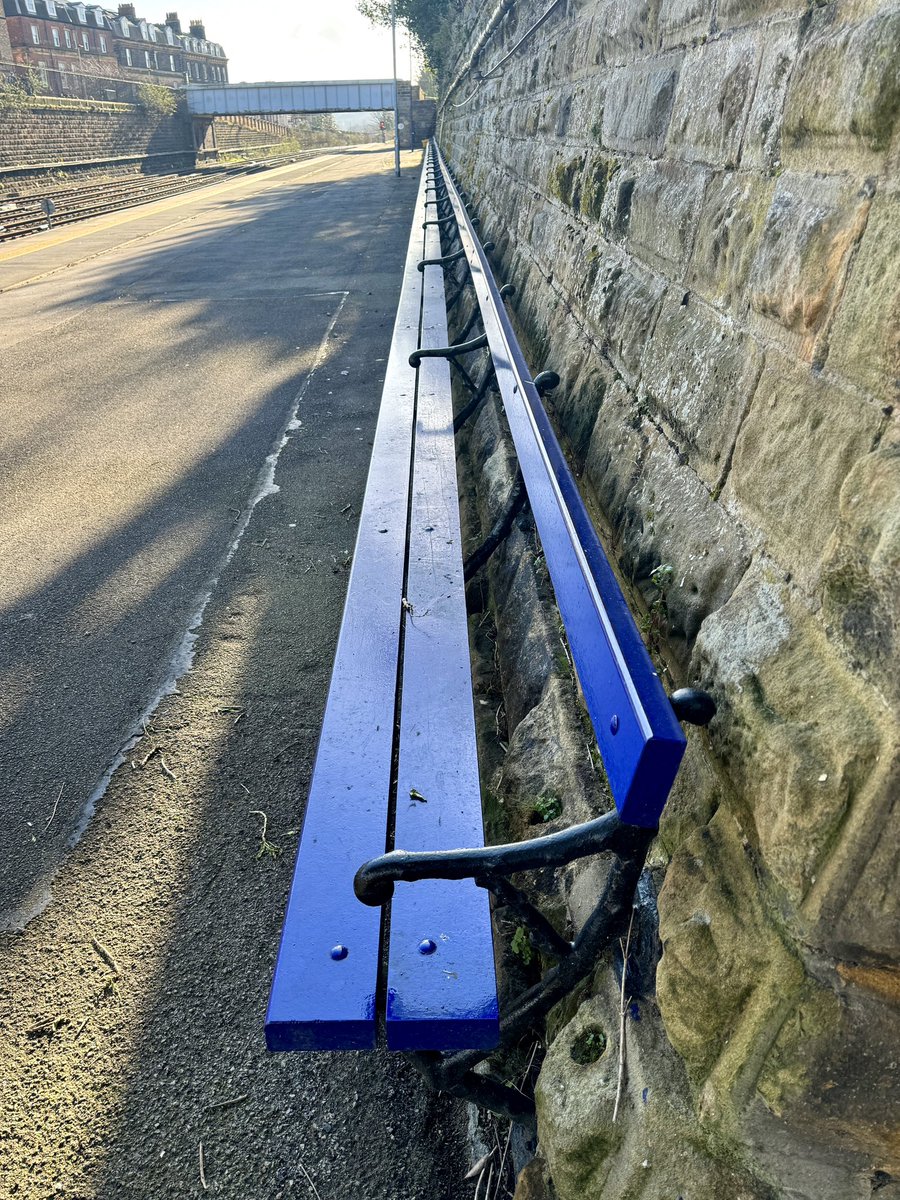 I’ve posted about this before but it’s super cool and deserves way more recognition - this bench at Scarborough station is the longest railway bench in the world! It’s 139m long and was constructed by William Bell in 1883, on behalf of North Eastern Railway 🖤