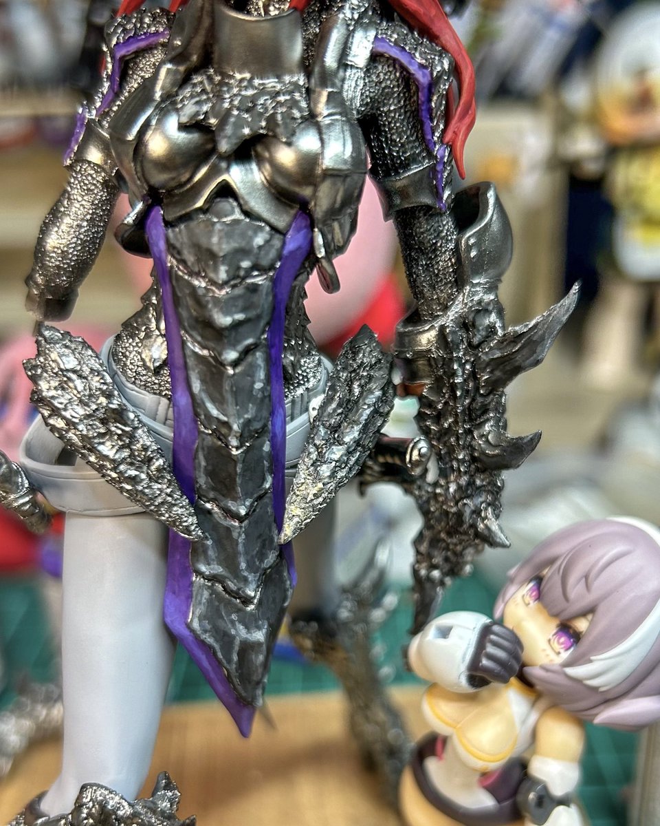 女ハンターさんの筆塗り進めている🤔
髪は赤にしました、なぜなら、強そうだからです！(バクシーン
昔モンハンやってた時、装備の色変えれるとこ虹色にしてたな🌈このハンターさんは紫にします。