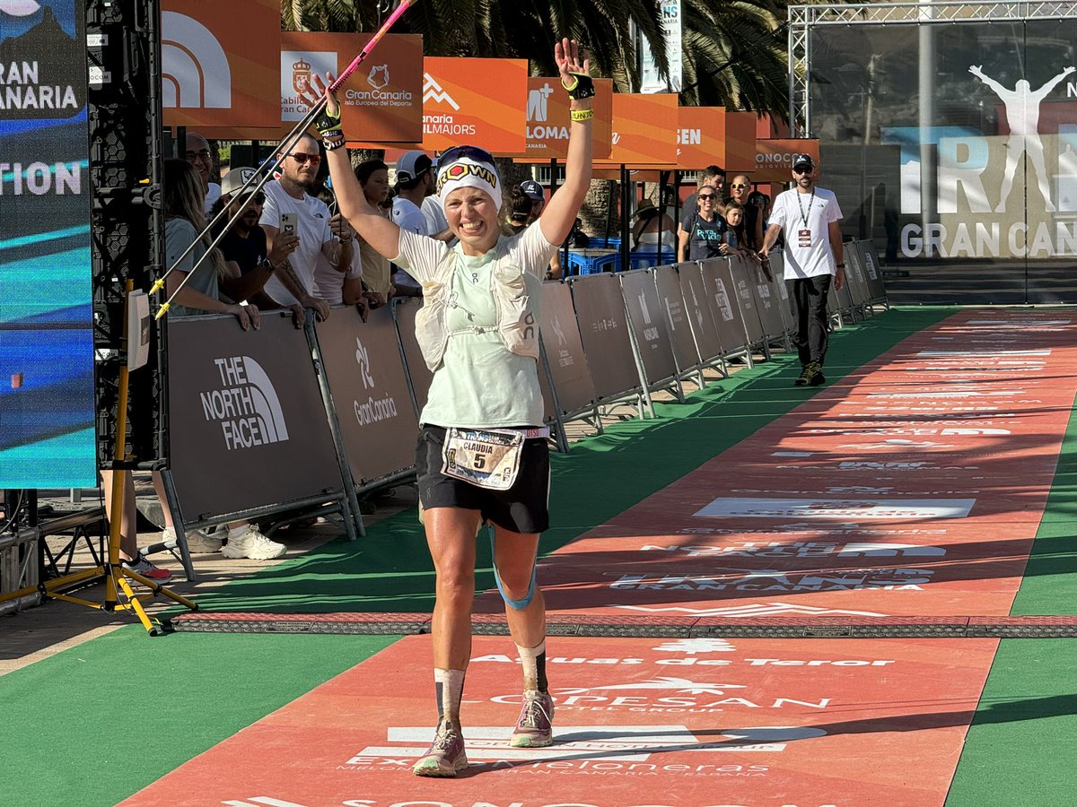 Dogsorcaravan's tweet image. クラウディア・トレンプス Claudia Tremps (ESP) が16:27:03でフィニッシュ、女子2位。 #worldtrailmajors #TransGC