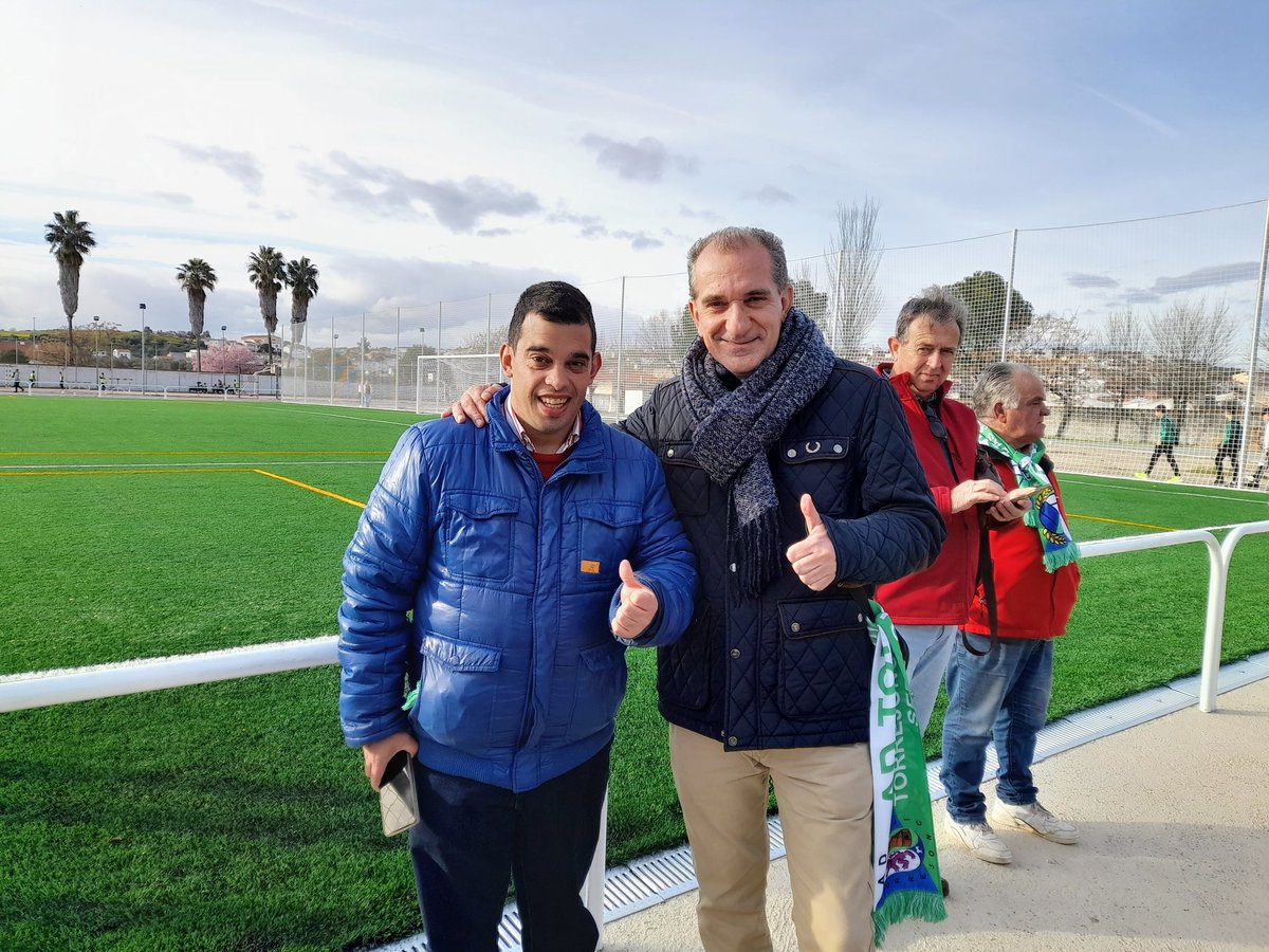 Hoy en Torrejoncillo he conocido a un gran aficionado del <a href="/CPCacerenoSAD/">CP Cacereño 🟢🐉</a>, <a href="/FranCamposCPC/">Francisco Campos Batalla</a>.
Nos hemos acordado de ti, <a href="/fernandosb9/">F.Sosa</a>.
¡Enhorabuena a los seguidores verdes por el 0-2 en Guadalajara!
👏💪💚🤍