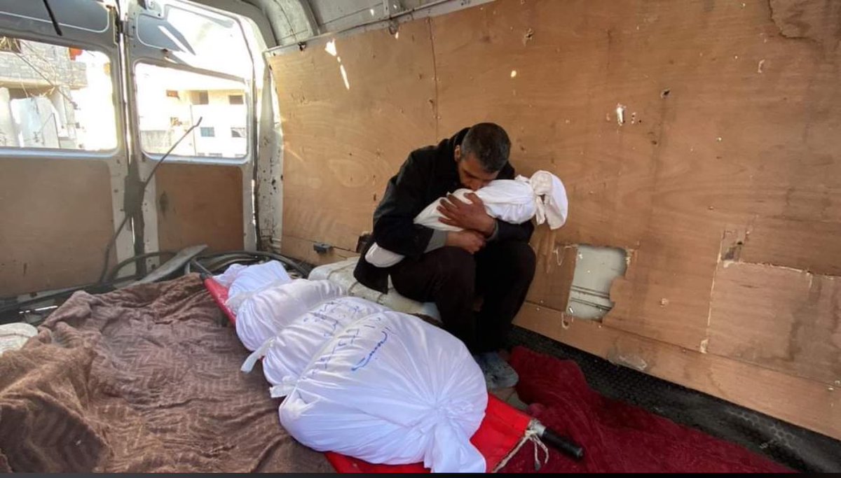 "يَمُوتُونَ بِكُلِّ الطُّرُقِ، 
يُقتَلُونَ بِكُلِّ الأيادِي، 
تَرَاهُمْ كُلُّ الأعين،
وَلَا نَاصِرَ إلَّا اللَّه."!