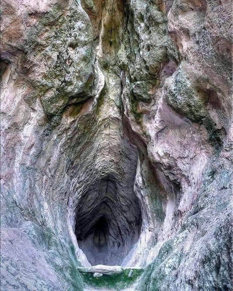 FotosDeFatos's tweet photo. A Caverna Utroba, na Bulgária, é uma fissura natural na rocha que foi posteriormente moldada por mãos humanas há mais de 3.000 anos. https://t.co/GX5afLRcFD