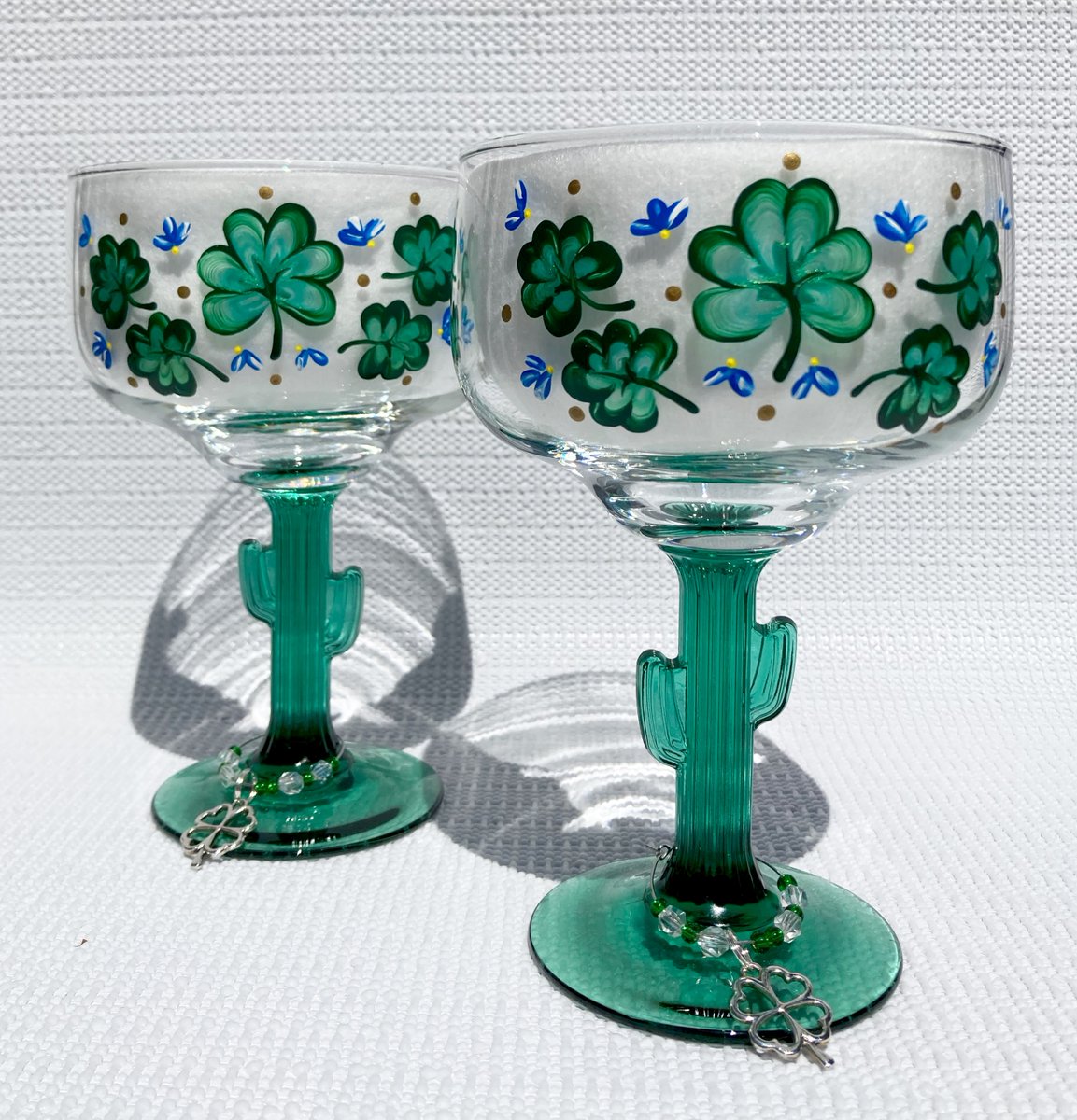 St. Patricks Day glasses etsy.com/listing/106591… #StPatricksDay #shamrocks #margaritaglasses #SMILEtt23 #CraftBizParty #handpainted #etsylove #etsyshop