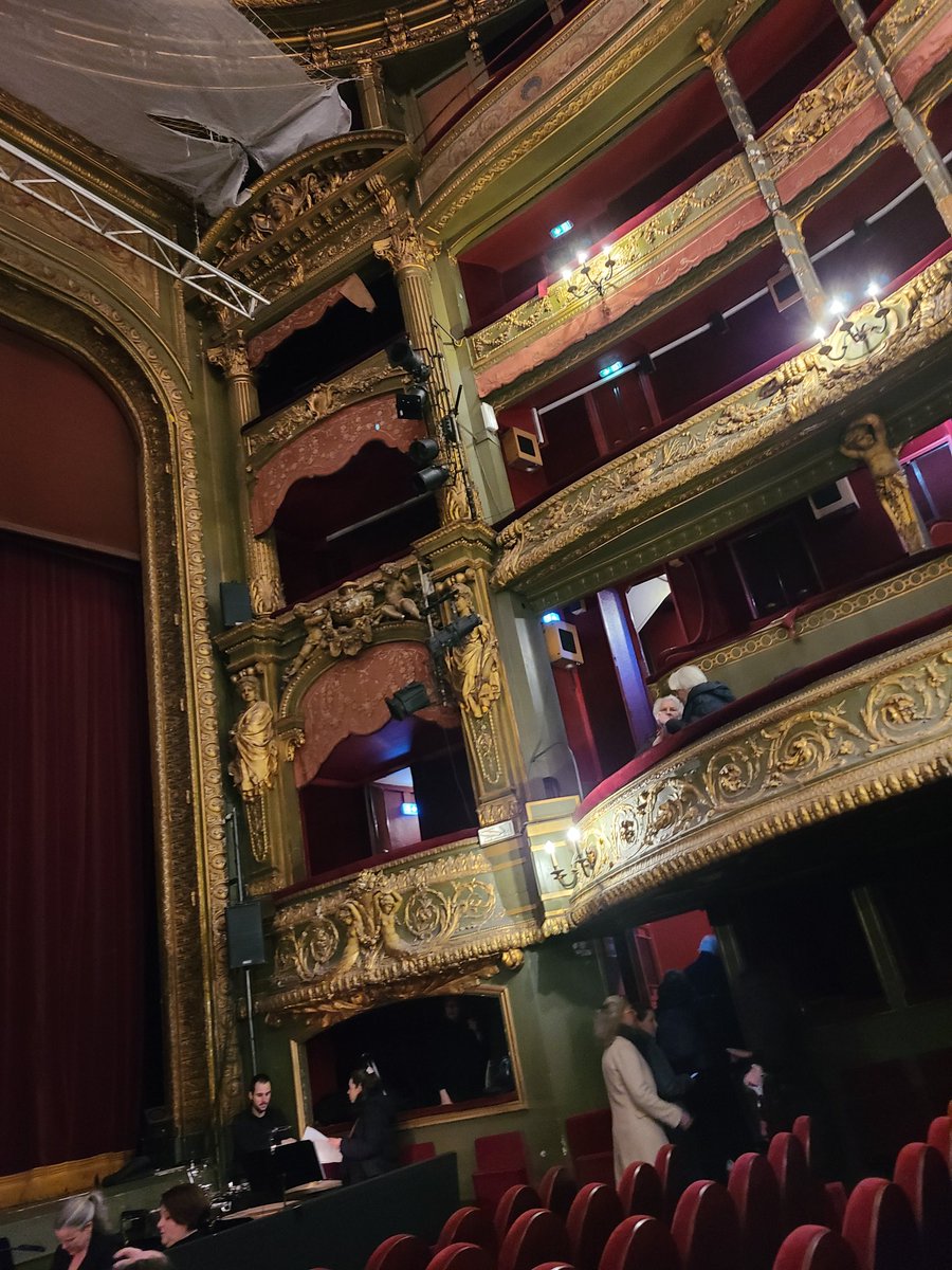 Le lycée Léonard de Vinci brûle les planches. Il a conçu les décors des "Brigands" d'Offenbach au théâtre du Gymnase... 100% insérant, 100% emploi, 100% plaisir ! Merci aux CAP Accesoiriste et aux DTMS !!!