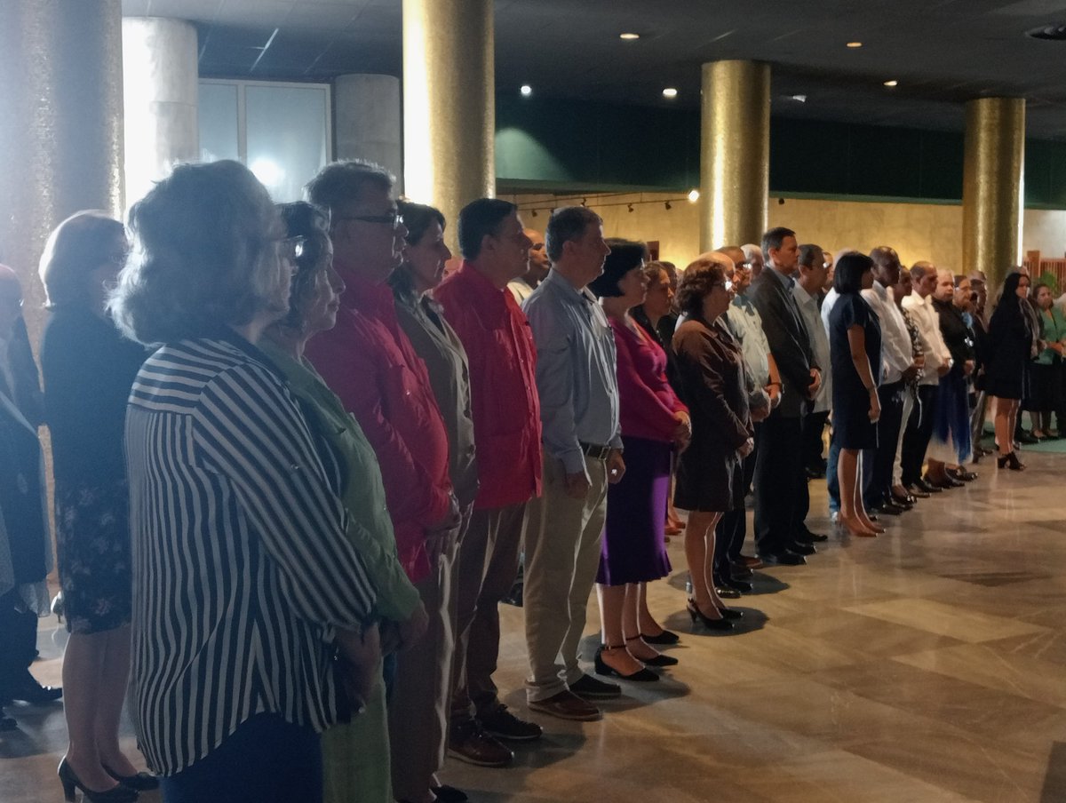 Como ocurre en toda #Cuba, hoy #24deFebrero, los cuadros del Comité Central del Partido Comunista de Cuba, encabezados por el Miembro del Buró Político y Secretario de Organización <a href="/DrRobertoMOjeda/">Dr. Roberto Morales Ojeda</a>
firmaron el Código de Ética de los Cuadros de la Revolución Cubana.