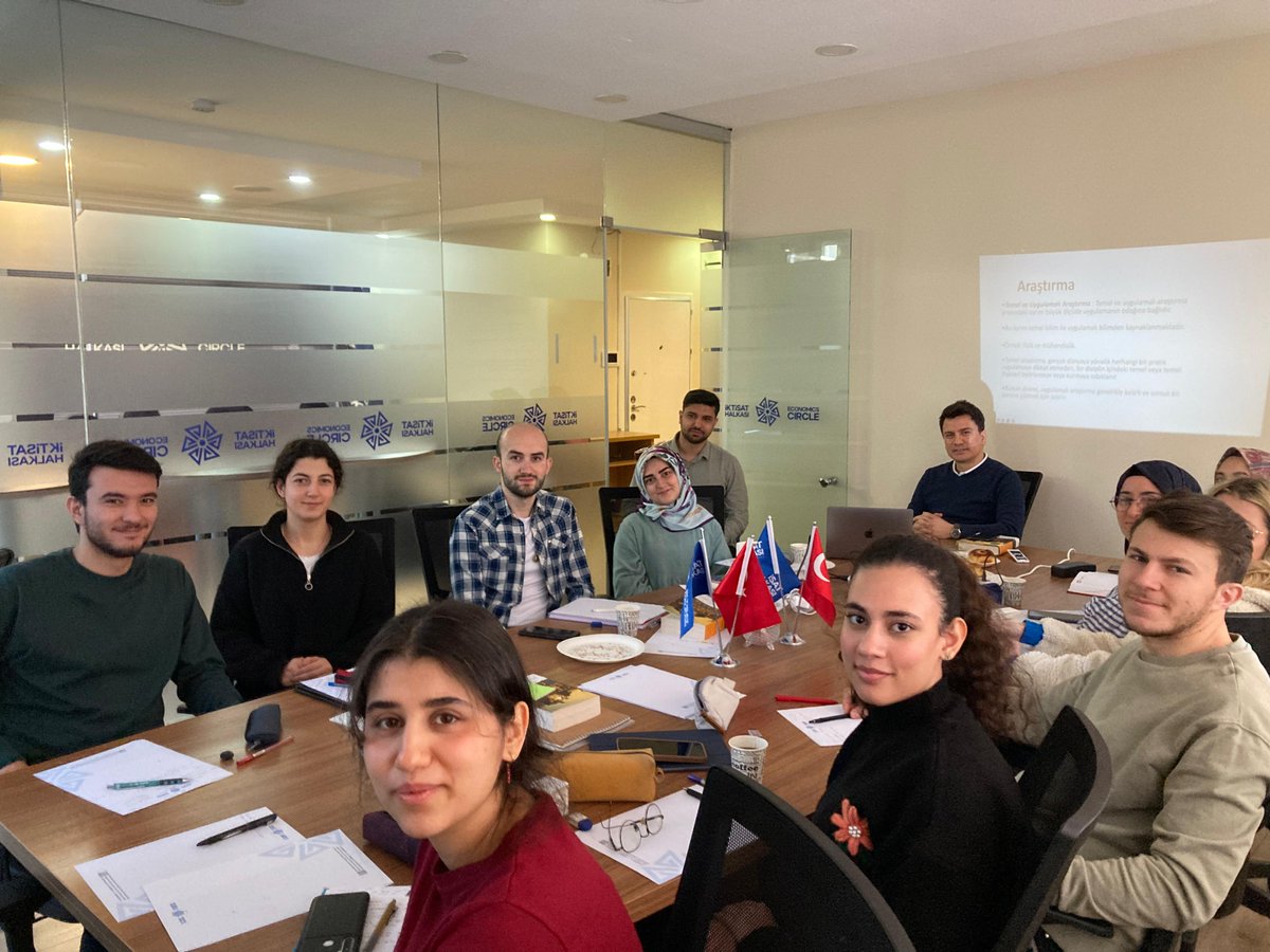 iktisathalkasi's tweet image. 🌿Bahar Dönemi Staj Programımızın ikinci haftası başarı ile tamamlanmıştır🎓
Katılımcılarımızın gelişimini gözlemlemek ve onları desteklemek bizim için büyük bir mutluluk 🚀
#İktisatHalkası #BaharDönemi #StajProgramı #Ekonomi #Finans #Eğitim #AkademikGelişim