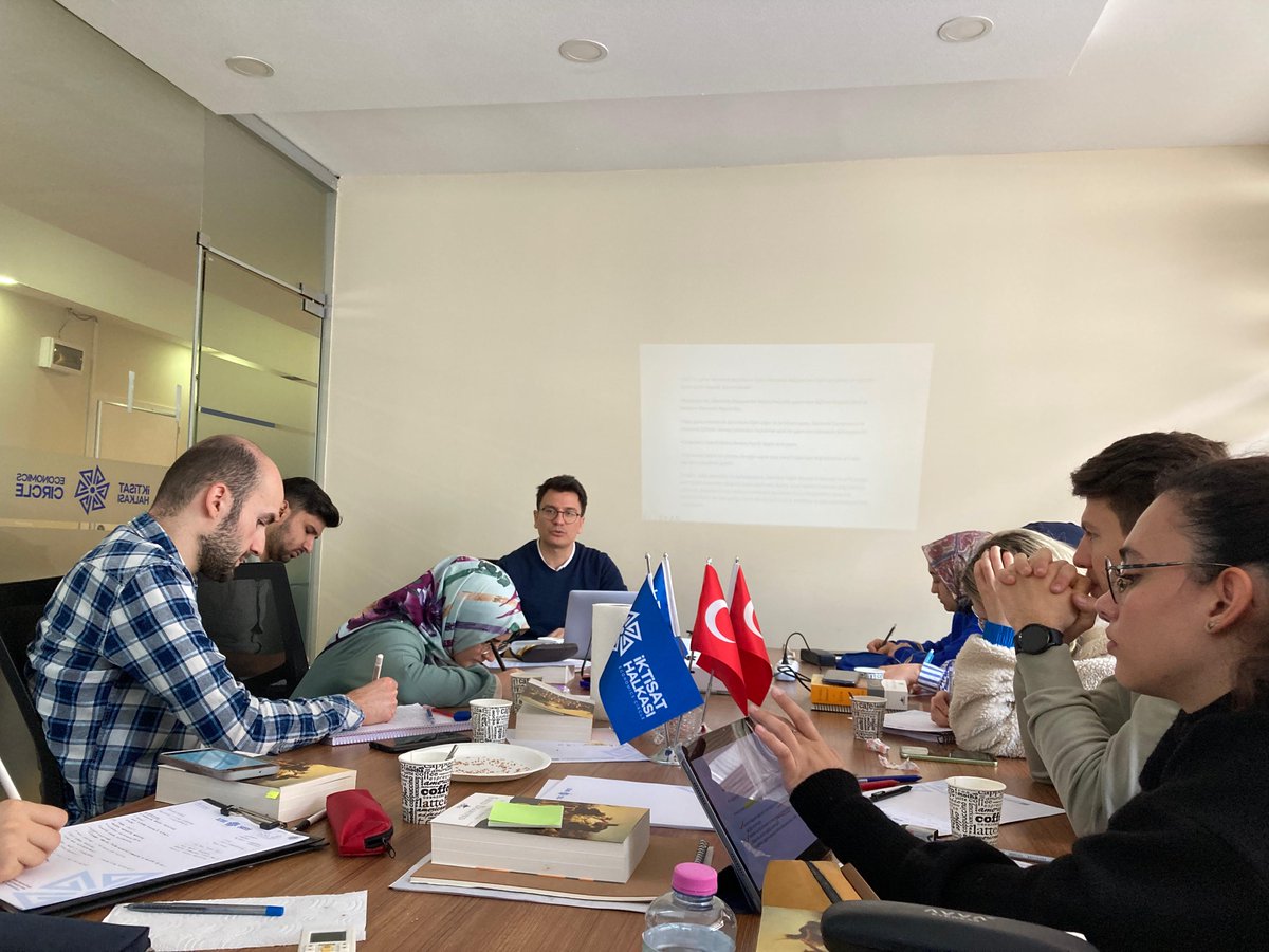 iktisathalkasi's tweet image. 🌿Bahar Dönemi Staj Programımızın ikinci haftası başarı ile tamamlanmıştır🎓
Katılımcılarımızın gelişimini gözlemlemek ve onları desteklemek bizim için büyük bir mutluluk 🚀
#İktisatHalkası #BaharDönemi #StajProgramı #Ekonomi #Finans #Eğitim #AkademikGelişim