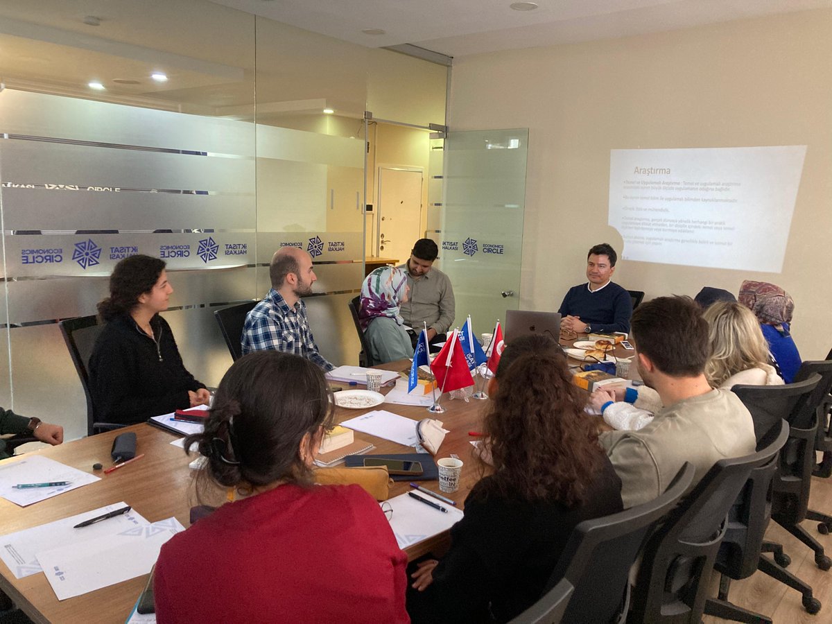 iktisathalkasi's tweet image. 🌿Bahar Dönemi Staj Programımızın ikinci haftası başarı ile tamamlanmıştır🎓
Katılımcılarımızın gelişimini gözlemlemek ve onları desteklemek bizim için büyük bir mutluluk 🚀
#İktisatHalkası #BaharDönemi #StajProgramı #Ekonomi #Finans #Eğitim #AkademikGelişim