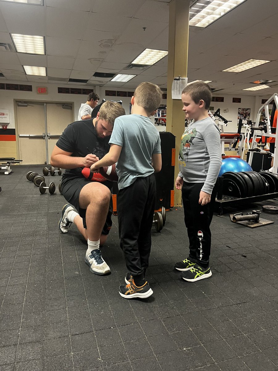 CoachSam_CUH's tweet image. Thank you @Gtown_Football for letting two young boys have an experience they’ll never forget! They loved visiting the weight room &amp;amp; getting their footballs autographed by all the players. They said it was the “best day ever!” 

They’ll see you at the spring game!