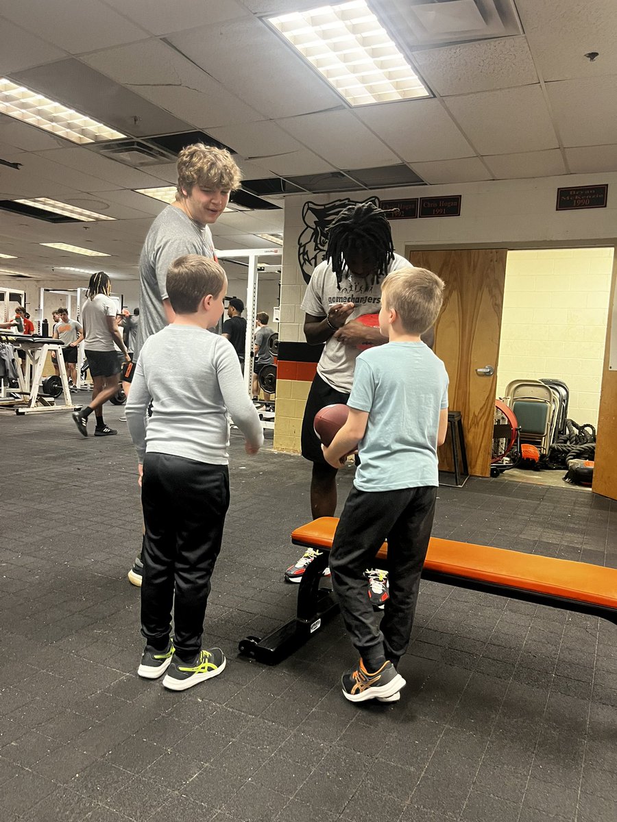 CoachSam_CUH's tweet image. Thank you @Gtown_Football for letting two young boys have an experience they’ll never forget! They loved visiting the weight room &amp;amp; getting their footballs autographed by all the players. They said it was the “best day ever!” 

They’ll see you at the spring game!