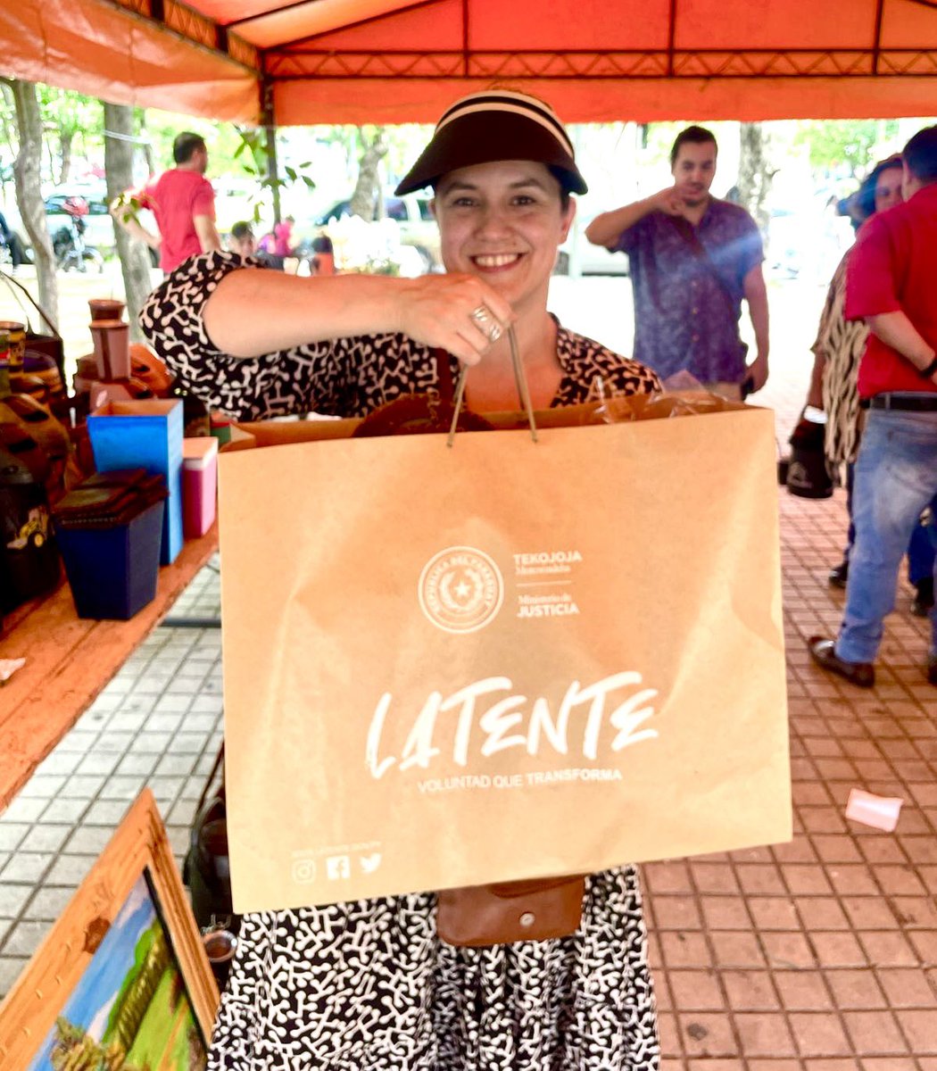 MJusticiaPy's tweet photo. Feria #LatentePy 🇵🇾

Hacé como la Ministra de @cultura_py, Adriana @OrtizSemidei y vení a adquirir los variados productos en exposición aquí en la Plaza O’Leary del centro de Asunción.

Tu compra es oportunidad y esperanza de reinserción para las personas privadas de libertad 🙌🏼 https://t.co/PlWpDzSSJm