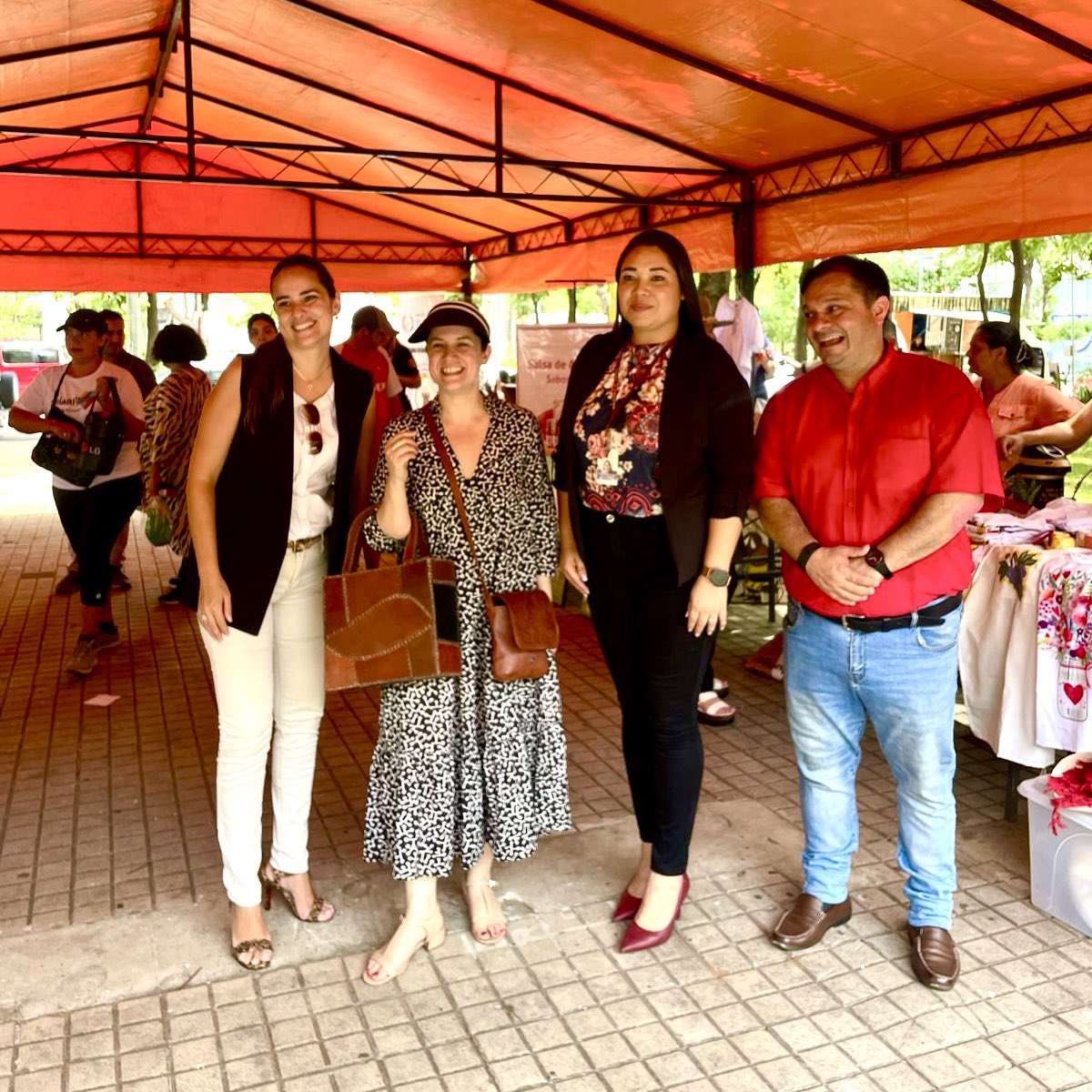 MJusticiaPy's tweet photo. Feria #LatentePy 🇵🇾

Hacé como la Ministra de @cultura_py, Adriana @OrtizSemidei y vení a adquirir los variados productos en exposición aquí en la Plaza O’Leary del centro de Asunción.

Tu compra es oportunidad y esperanza de reinserción para las personas privadas de libertad 🙌🏼 https://t.co/PlWpDzSSJm