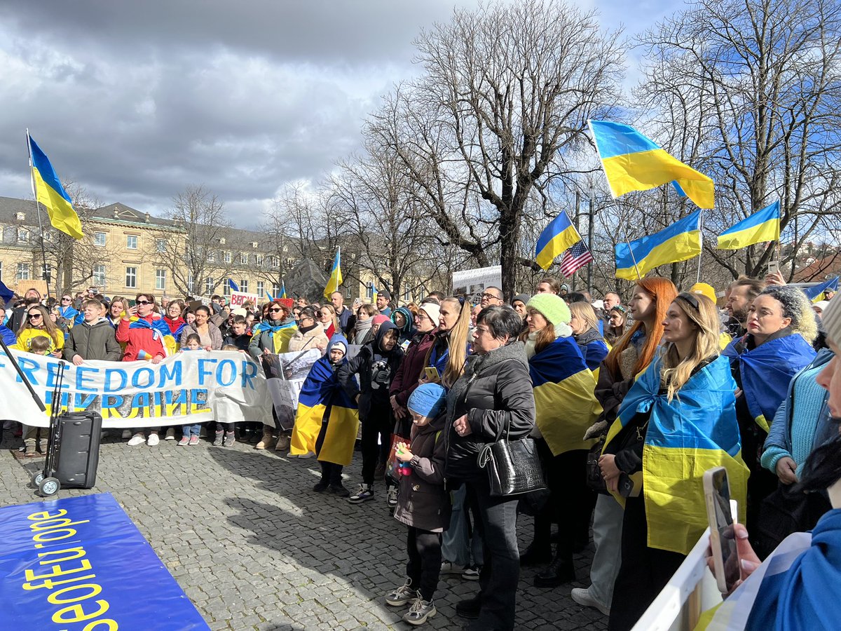 #StandWithUkraine Große Solidarität auf der Stuttgarter Kundgebung von @PulseofEurope mit der Ukraine 🇪🇺🇺🇦#EuSolidarity #SlavaUkraini