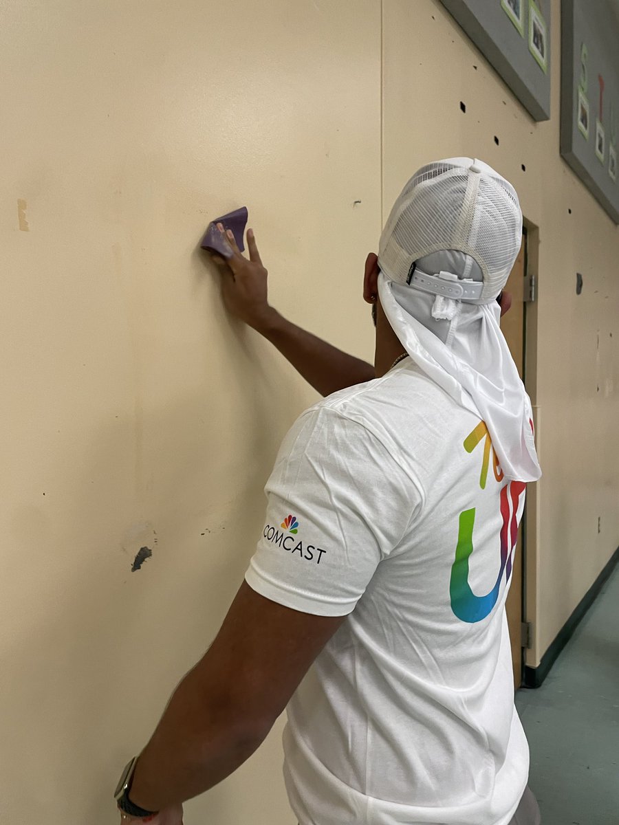 jilhsgvt's tweet photo. All hands on deck at @HighlandElemPBC, helping them prepare for their paint project happening in their cafeteria. #Communityservicematters @JILHSOFFICIAL https://t.co/0c1EvK3Xth