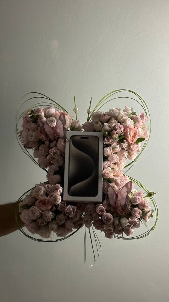 the7rose's tweet photo. أمري قولي وش تبين كل اللي تبينه .. على خشمي https://t.co/or00vK7qcF