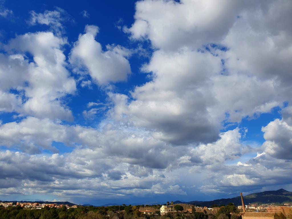 meteoecovisual's tweet photo. Aumento de la inestabilidad este mediodía de sábado con la aparición de #cumulonimbus #calvus y #cumulos #congestus desde #santboi #santboidellobregat
#baixllobregat
#cielos #cielo
#meteo #meteorologia
#lluvia
#lluvias
#nube #nubes
#observadormeteorologico https://t.co/1Rigk2eFJ8