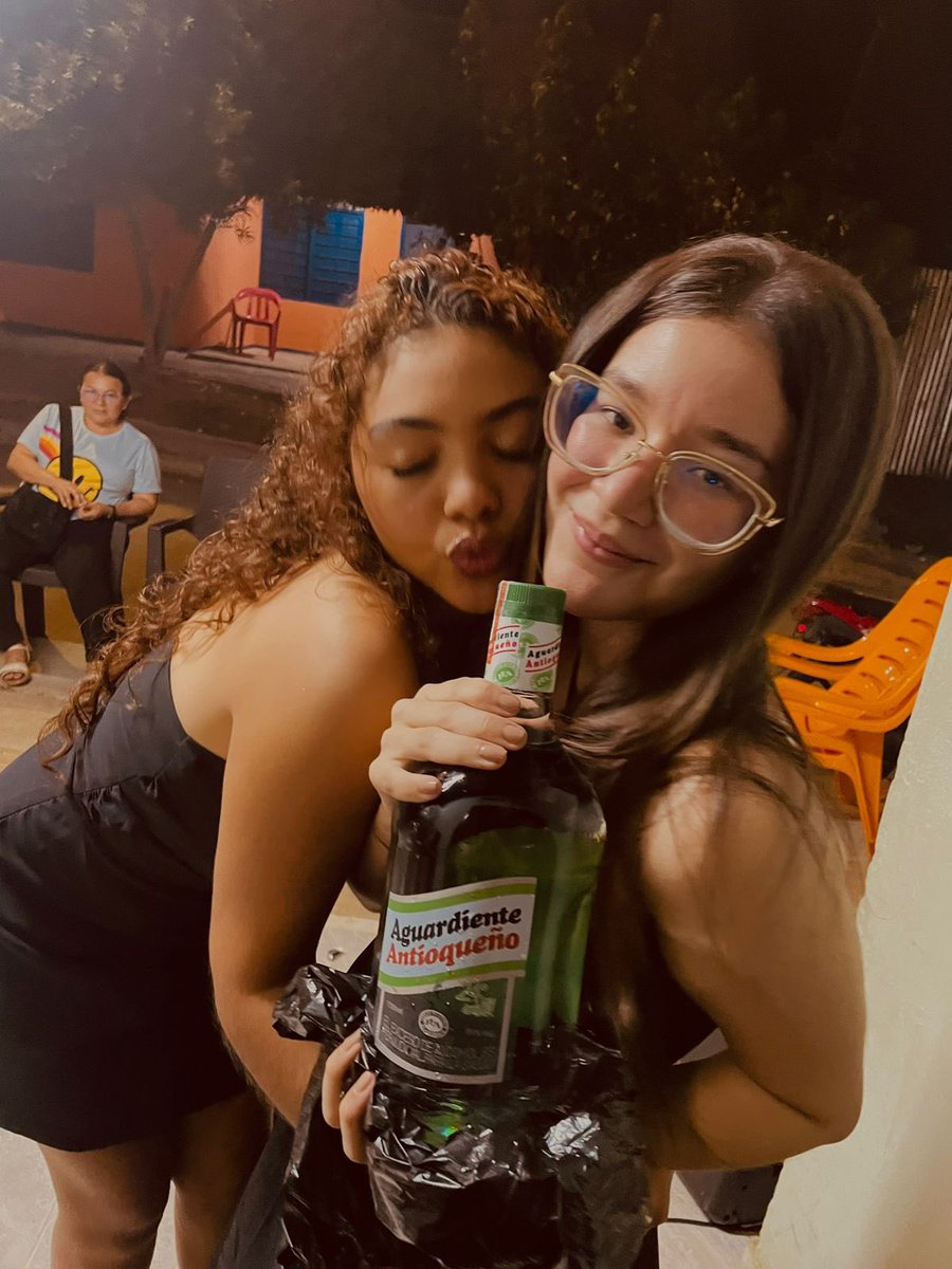 Anoche empeñamos hasta lo que teníamos para seguir tomando😋
