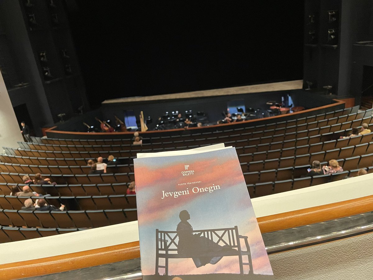 ArtoNatkynmaki's tweet image. Parvella. Tuskin muistan milloin viimeksi. @oopperabaletti #ooppera 

Jevgeni #Onegin. Tsaikovski Puskinin ”runoromaanin” mukaan.
