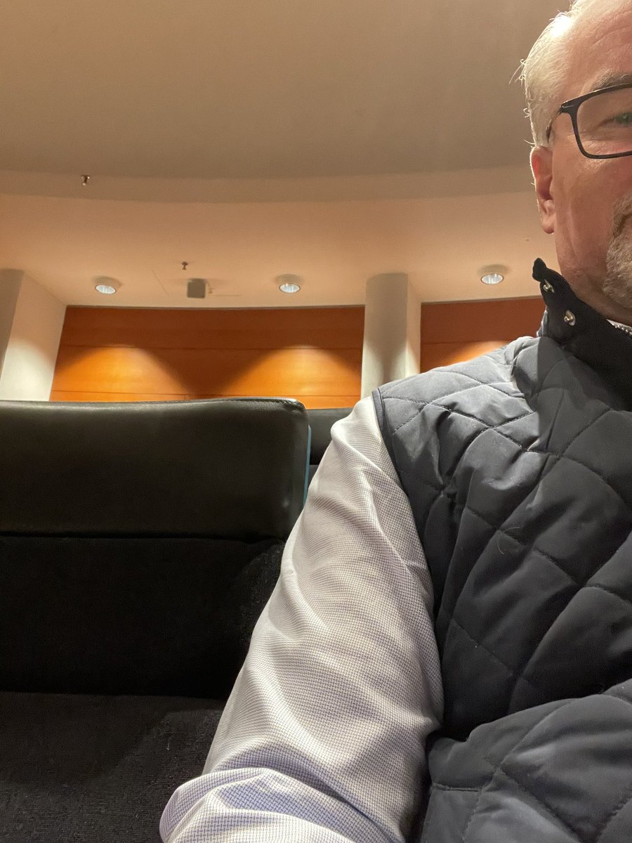 ArtoNatkynmaki's tweet image. Parvella. Tuskin muistan milloin viimeksi. @oopperabaletti #ooppera 

Jevgeni #Onegin. Tsaikovski Puskinin ”runoromaanin” mukaan.