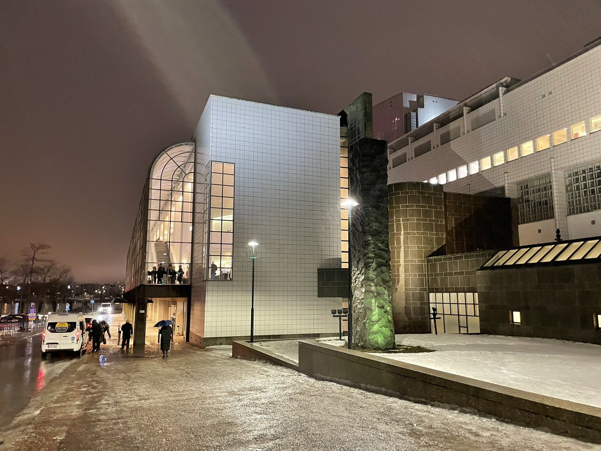 ArtoNatkynmaki's tweet image. Parvella. Tuskin muistan milloin viimeksi. @oopperabaletti #ooppera 

Jevgeni #Onegin. Tsaikovski Puskinin ”runoromaanin” mukaan.