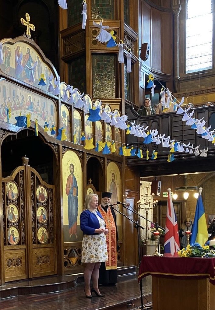 Honoured to speak at the Ukrainian Cathedral to mark the very sad 2nd anniversary of the illegal Russian invasion. I commended the bravery and strength of Ukraine &amp; said that the UK would stand shoulder to shoulder for as long as it took. ⁦@StMarysUkrSch⁩ sung beautifully.