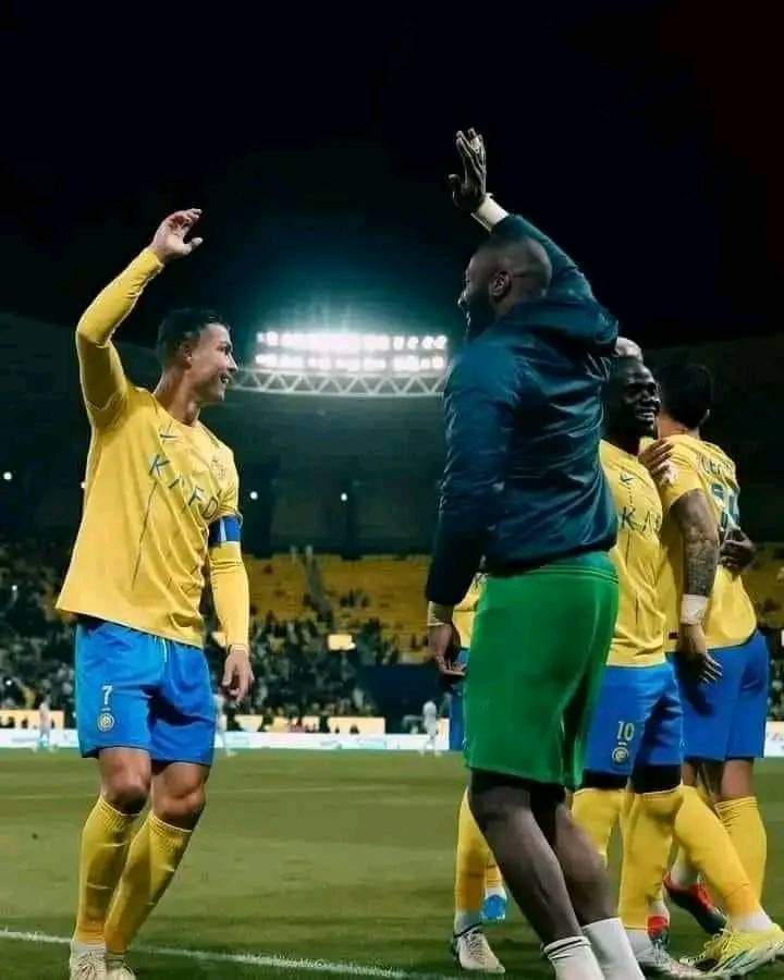 Le titre "Coup Du Marteau" de #Tamsir a vraiment fait des merveilles dans le monde entier. Le meilleur joueur du monde Christian Ronaldo est dans le game ivoirien

#gbairai #viralpostfb #christianoronaldo