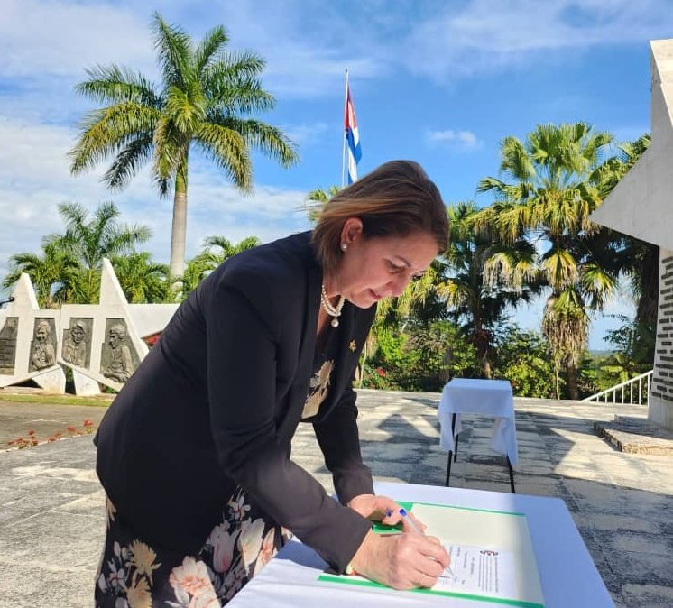 BioCubaFarma's tweet photo. En el aniversario 129 del inicio de  la "Guerra Necesaria", la presidenta de #BioCubaFarma, @MaydaMauriBCF firma el Código de Ética de los Cuadros, junto a los Cuadros de la oficina central. https://t.co/EBFfjuwI7A