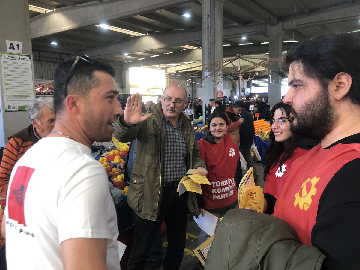 Atilla0835's tweet photo. Bugün Aliağa kapalı pazar yerindeydik. Yarın saat 17:00’de Aliağa Kültür Merkezi’nde düzenleyeceğimiz halk buluşmasına çağrımızı yaptık. Aliağa’da patronlardan başka bir seçenek mevcut. #OylarTKPye https://t.co/SlUCcPa6UT
