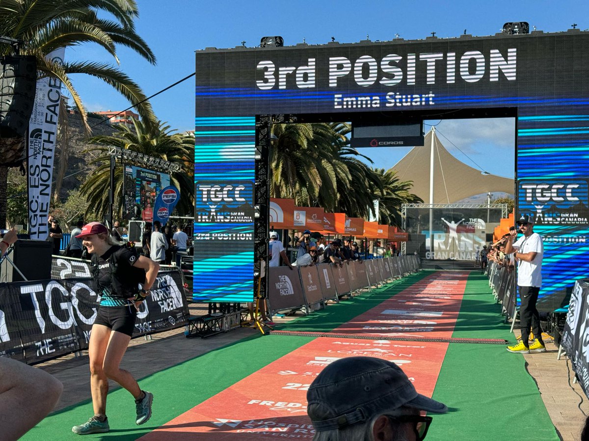 Dogsorcaravan's tweet image. エマ・スチュアート Emma Stuart (IRL) が16:50:40でフィニッシュ、女子3位。 #worldtrailmajors #TransGC