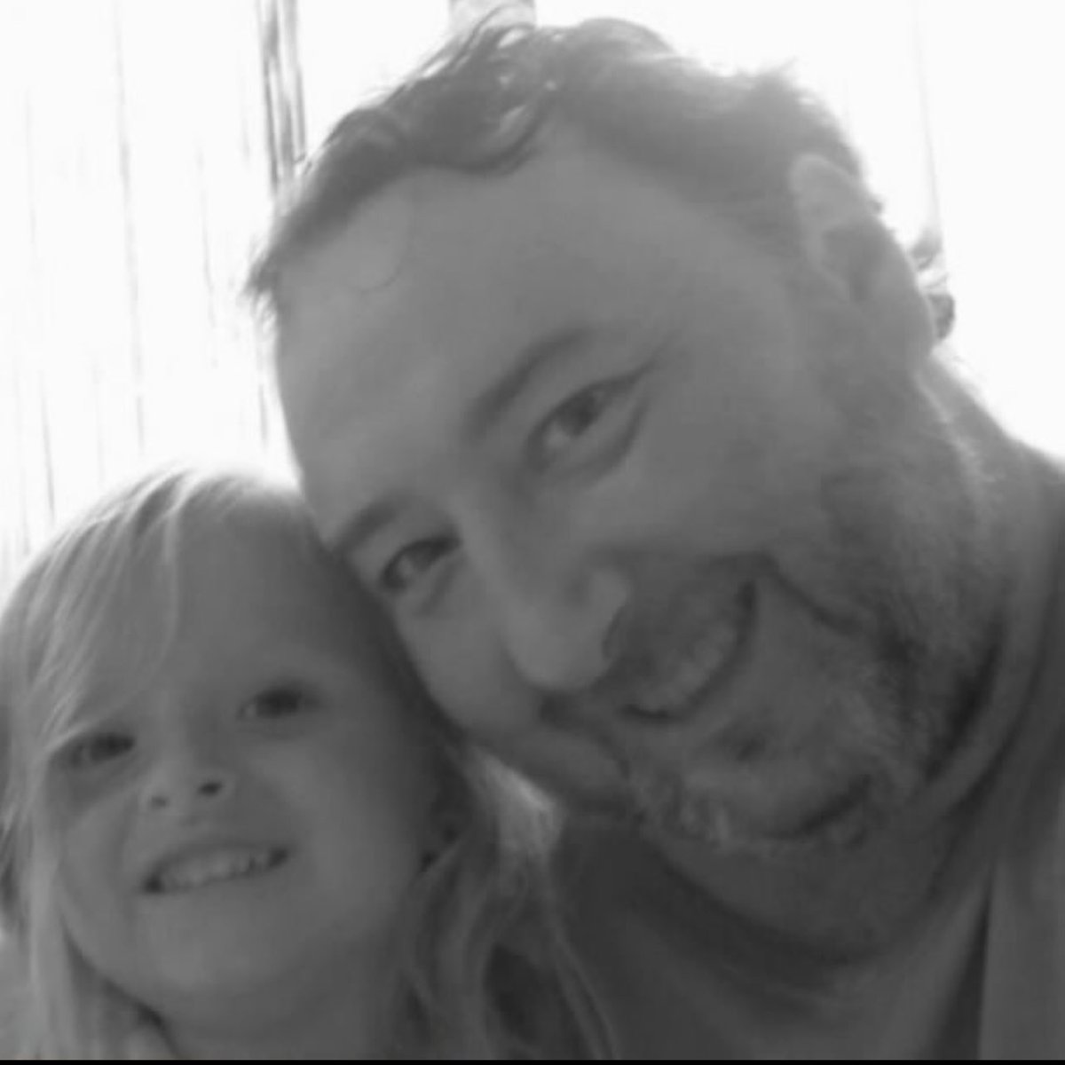 CordierAlice2's tweet photo. Le père de Lola est mort de chagrin. 

La semaine du décès de sa fille, ses voisins ont entendu ses hurlements de souffrance pendant des jours.

Il y a les victimes, et il y a les proches qui sont obligés de vivre avec cette douleur au ventre. Certains ne la supportent pas.

Qu’il repose en paix. 

#Lola