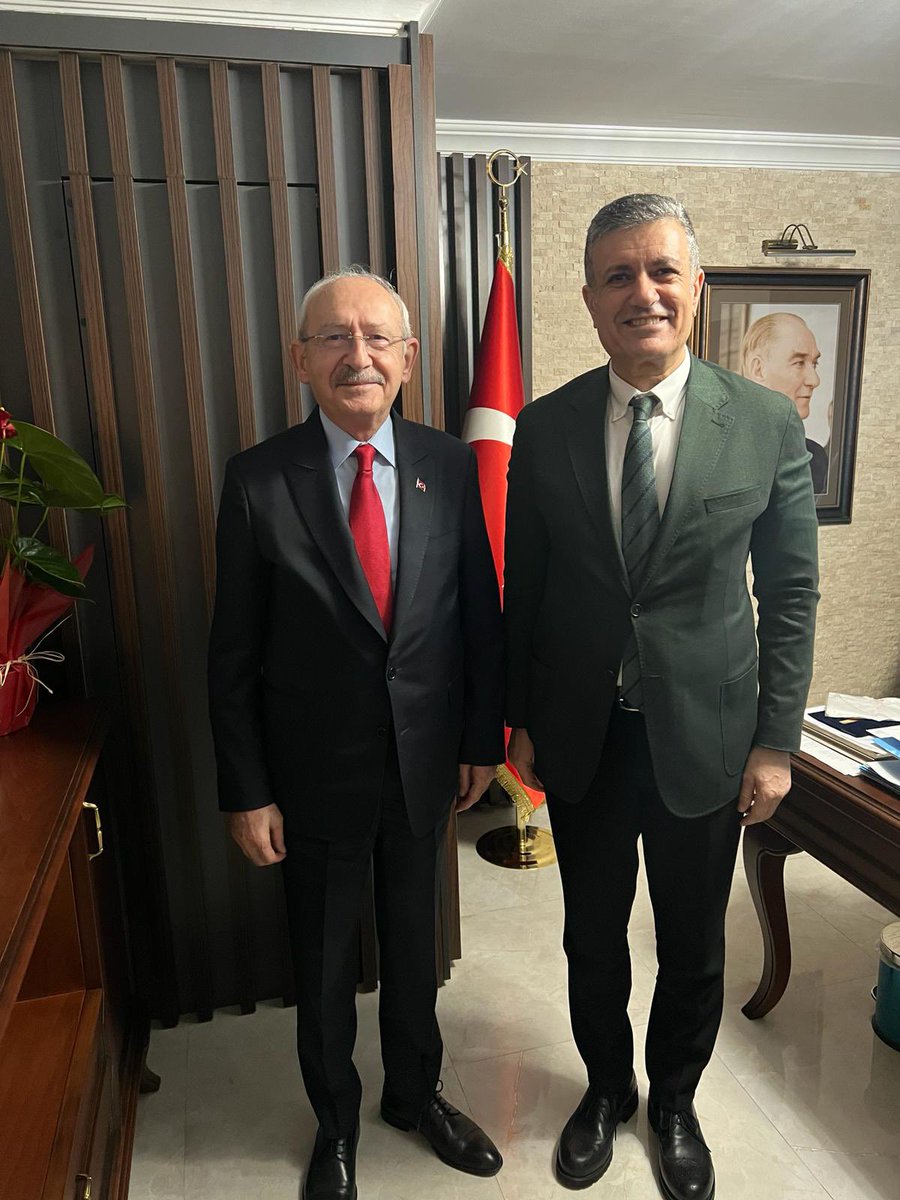 KDenizBozkurt's tweet photo. Öyle insanların yanında ol ki onlarla aynı fotoğraf karesinde olduğun için şükredesin. Siyasette önce dürüst olacaksın. Çalmayacak, rüşvete bulaşmayacak, adam kayırmayacak, ideolojinden sapmayacaksın; kendi menfaatini değil, halkın menfaatini düşüneceksin. Allah her güçlükten sonra bir kolaylık verecektir. Bekle, sabretmek zayıflık değildir!