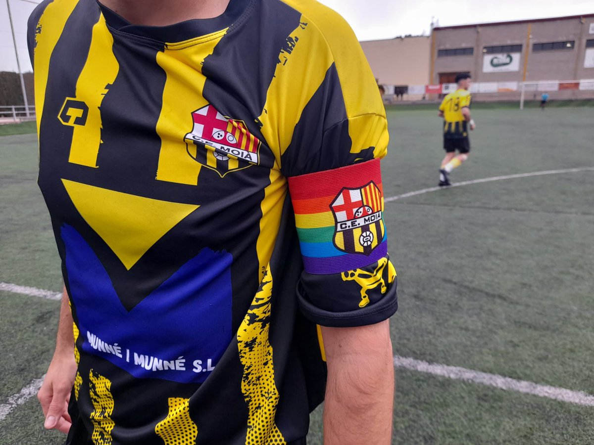 cemoia1922's tweet photo. 🏳️‍🌈DIA CONTRA LA LGTBI-FÒBIA A L’ESPORT🏳️‍🌈
Aquest cap de setmana, el primer equip masculí i el juvenil femení han demostrat el seu suport a la comunitat LGTBIQ+ lluint el braçal de capità. #cemoià #orgull https://t.co/5xkzVzXnHu