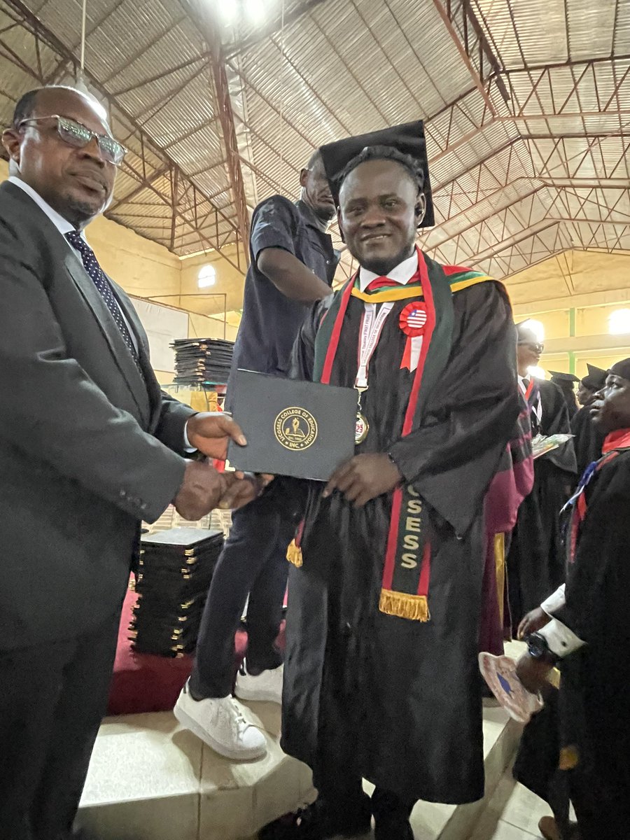 deb4lyf's tweet image. Congratulations 🎉🎊🍾🎈 to my brother on his achievement! We love ❤️ you baby boy.