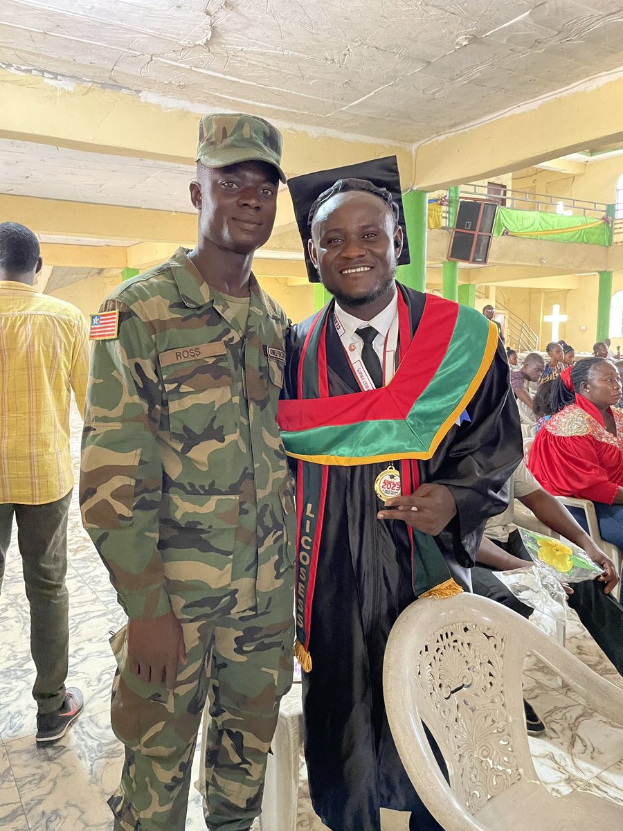 deb4lyf's tweet image. Congratulations 🎉🎊🍾🎈 to my brother on his achievement! We love ❤️ you baby boy.