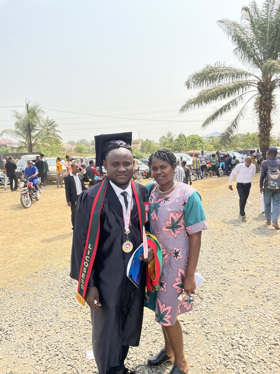 deb4lyf's tweet image. Congratulations 🎉🎊🍾🎈 to my brother on his achievement! We love ❤️ you baby boy.